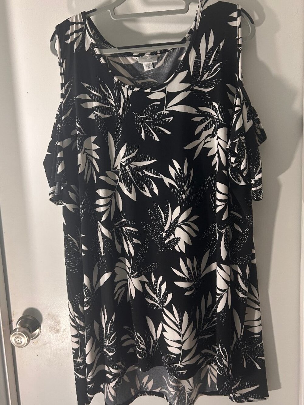 Avenue 26/28 Black White Tropical Leaf Cold Shoulder Flutter Sleeve Tunic